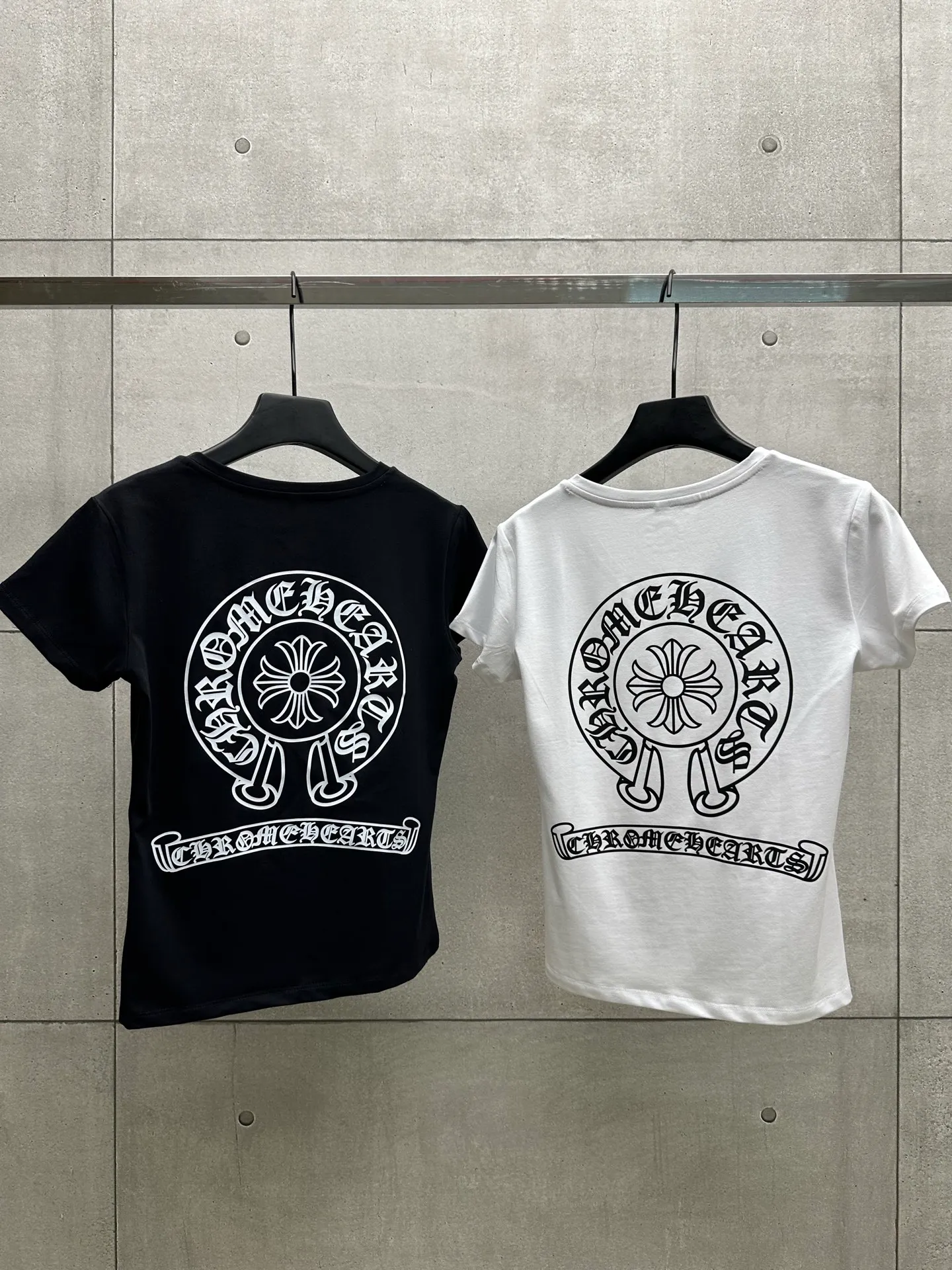 P126 #068 CHROME HEARTS 25SS women's T-shirt. Made of 220G original consistent fabric. V-neck women's waist style. The whole body is made of imported digital direct printing. Color: Black White Size: S M L